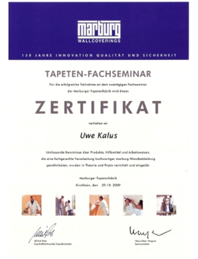 Zertifikat für Uwe Kalus über die erfolgreiche Teilnahme am Tapeten-Fachseminar der Marburger Tapetenfabrik – Nachweis der Weiterbildung und Teamkompetenz im Bereich Wandgestaltung.