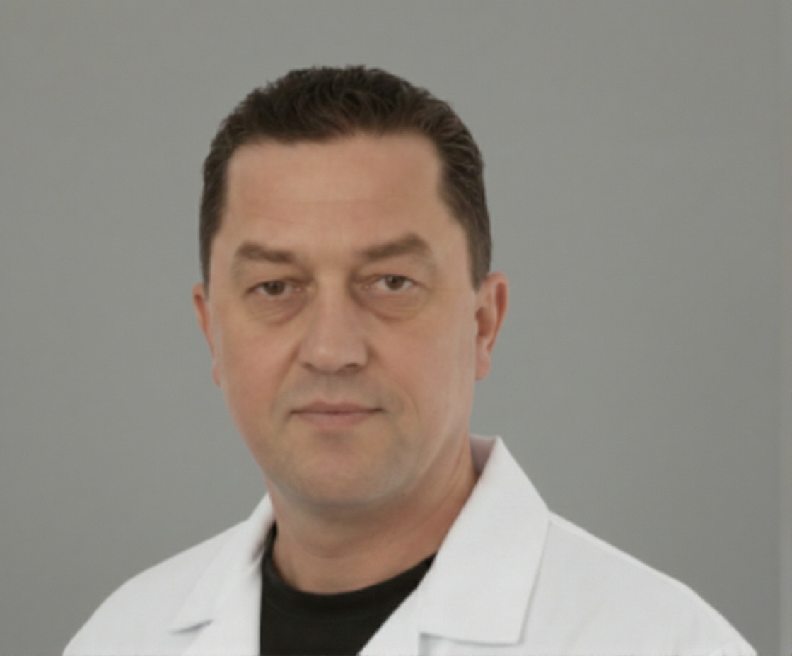 Porträt eines erfahrenen Handwerkers im weißen Arbeitshemd vor grauem Hintergrund – Teil des Teams von Malermeister Ertl.